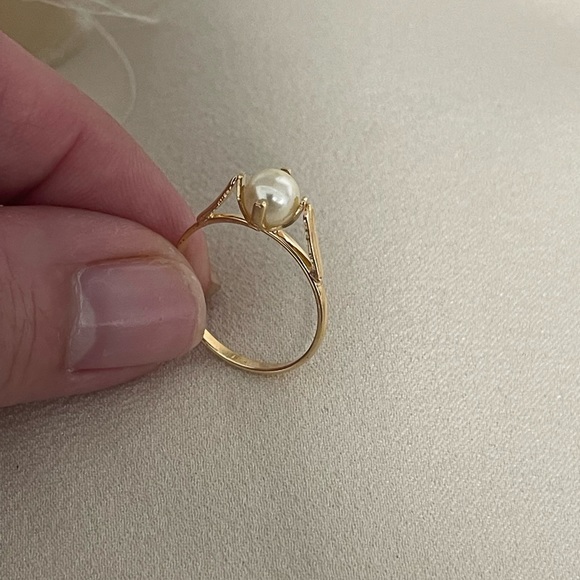 18k Gold Filled Pearl Dainty Ring - Picture 4 of 7